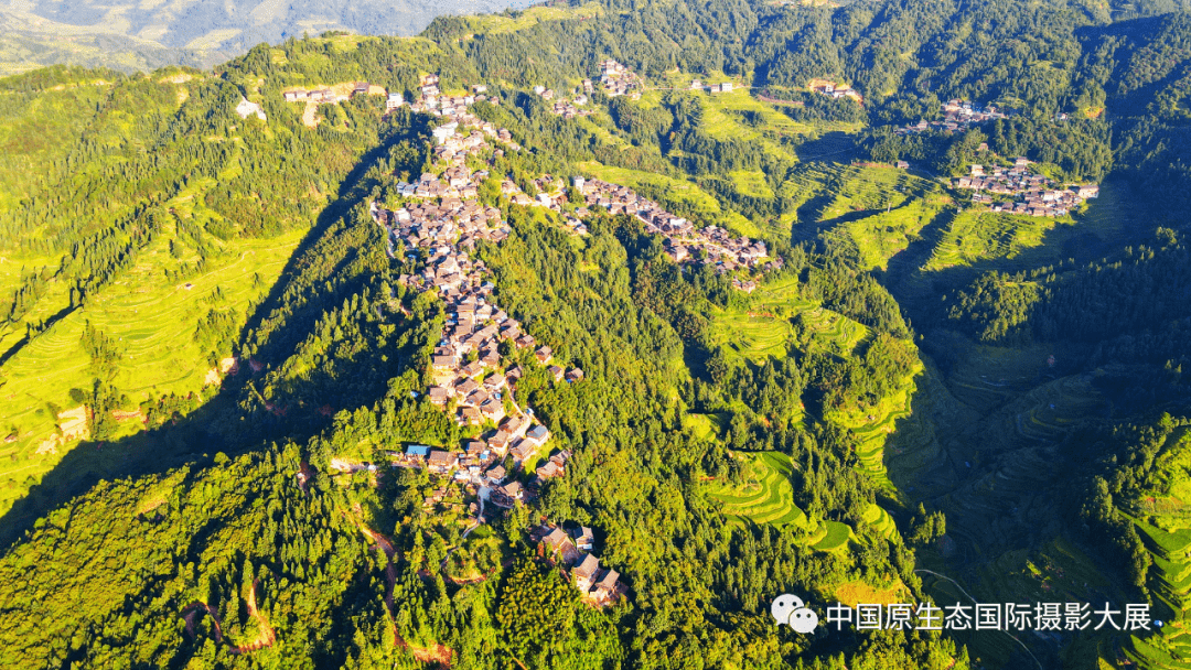 航拍村落 山影光临,水雾之歌