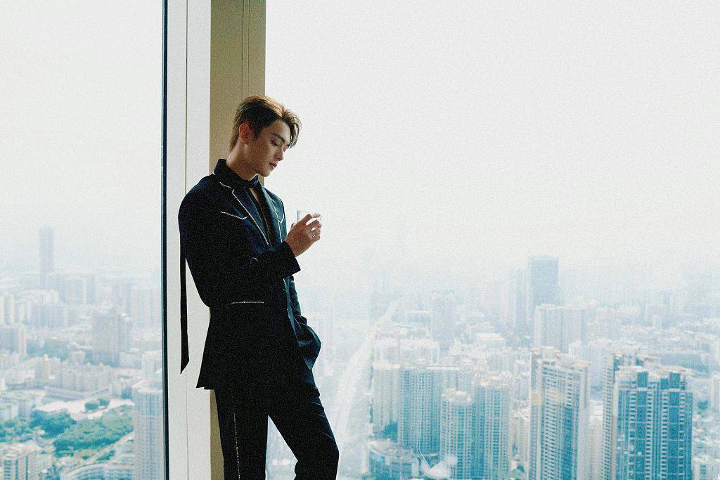 许凯天台情绪大片氛围感拉满真空深v西装造型尽显绅士质感