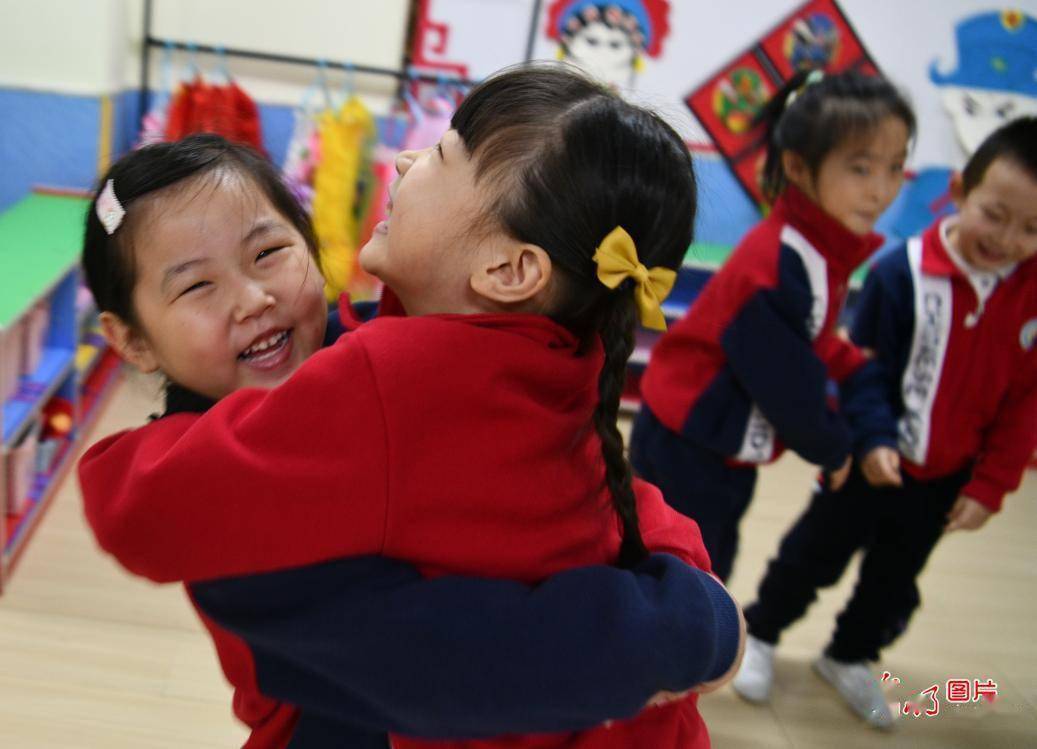 11月19日,河北省石家莊市欒城區第一幼兒園的小朋友相互擁抱問候.