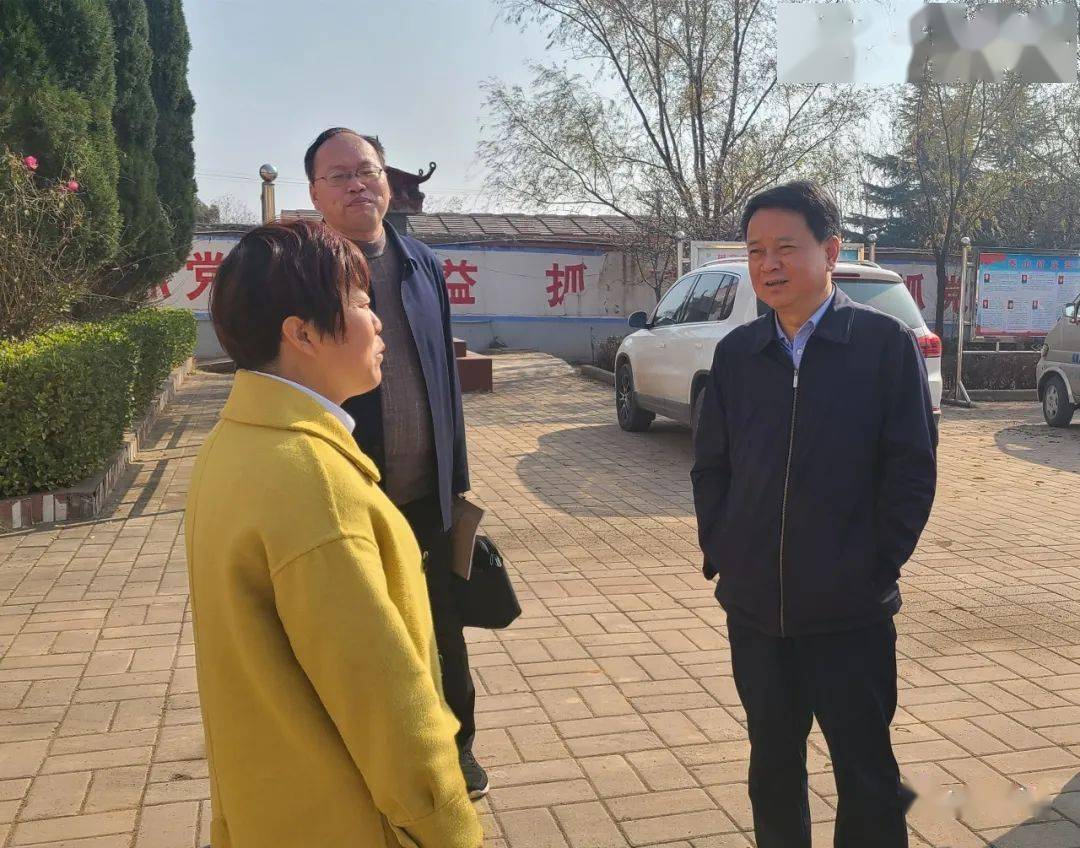11月19日上午,县委副书记,统战部部长刘军伟到仰韶镇刘果村和坡头乡不