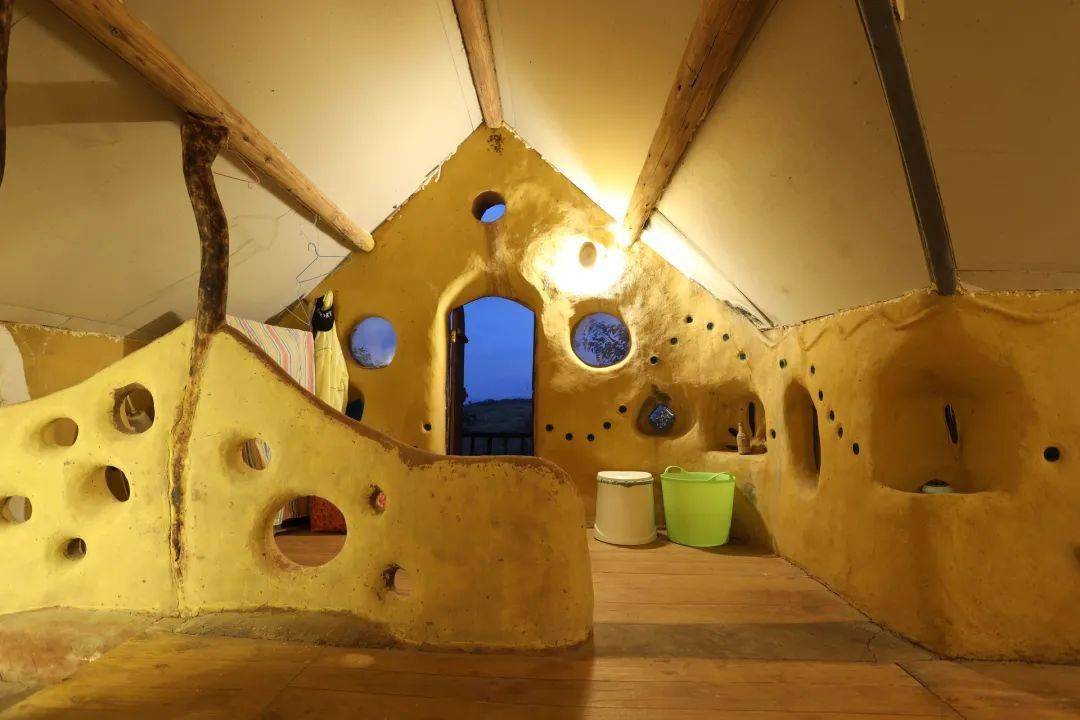 左右滑动参观土团小屋→赤脚跑种野菜土团之家从来不只是一栋小屋