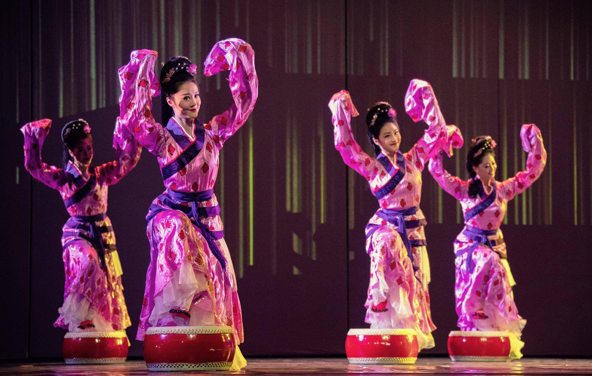 演出当晚,十余部享誉国内外的中国舞蹈作品在舞台上接踵上演,除了被