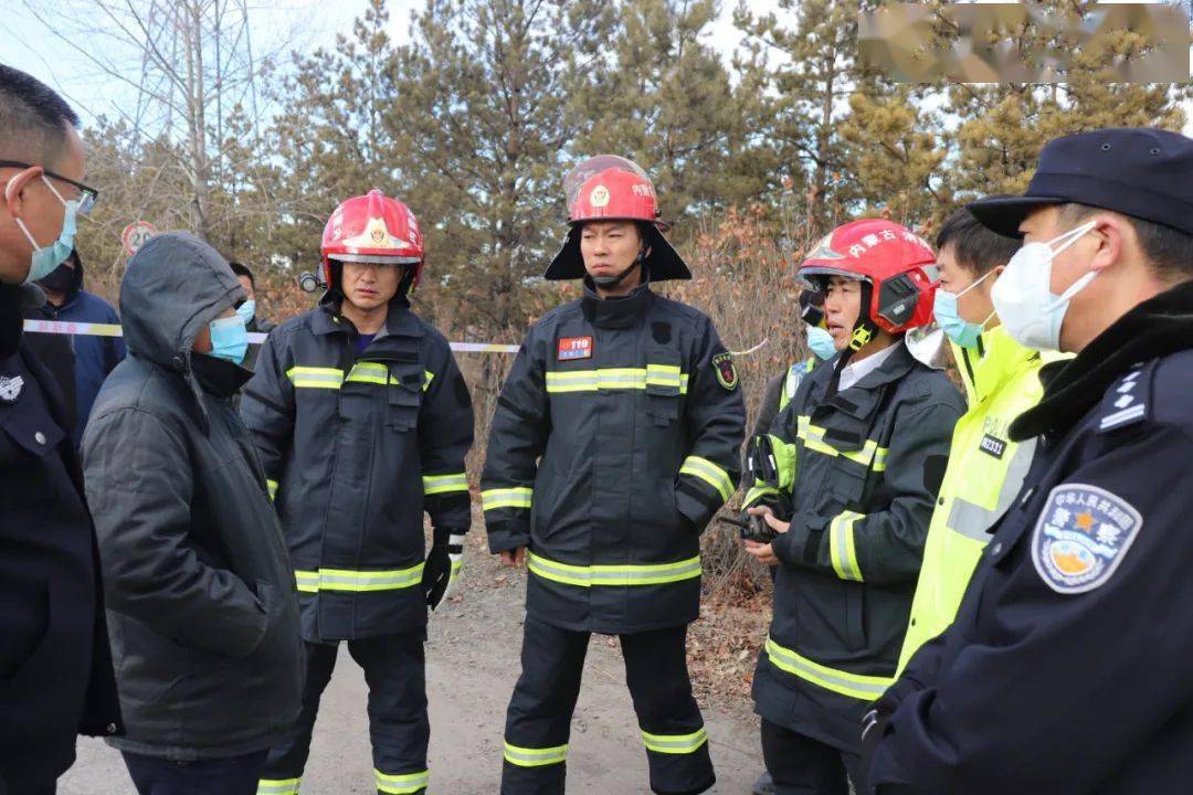 經現場勘查液氨槽車側翻在路基下,車體輕微變形,整個罐體未發現破損