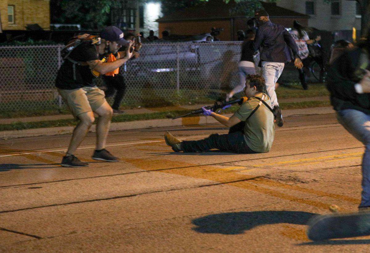 美国基诺莎"黑命贵枪击致2死案"17岁白人枪手无罪释放,拜登表示很生气