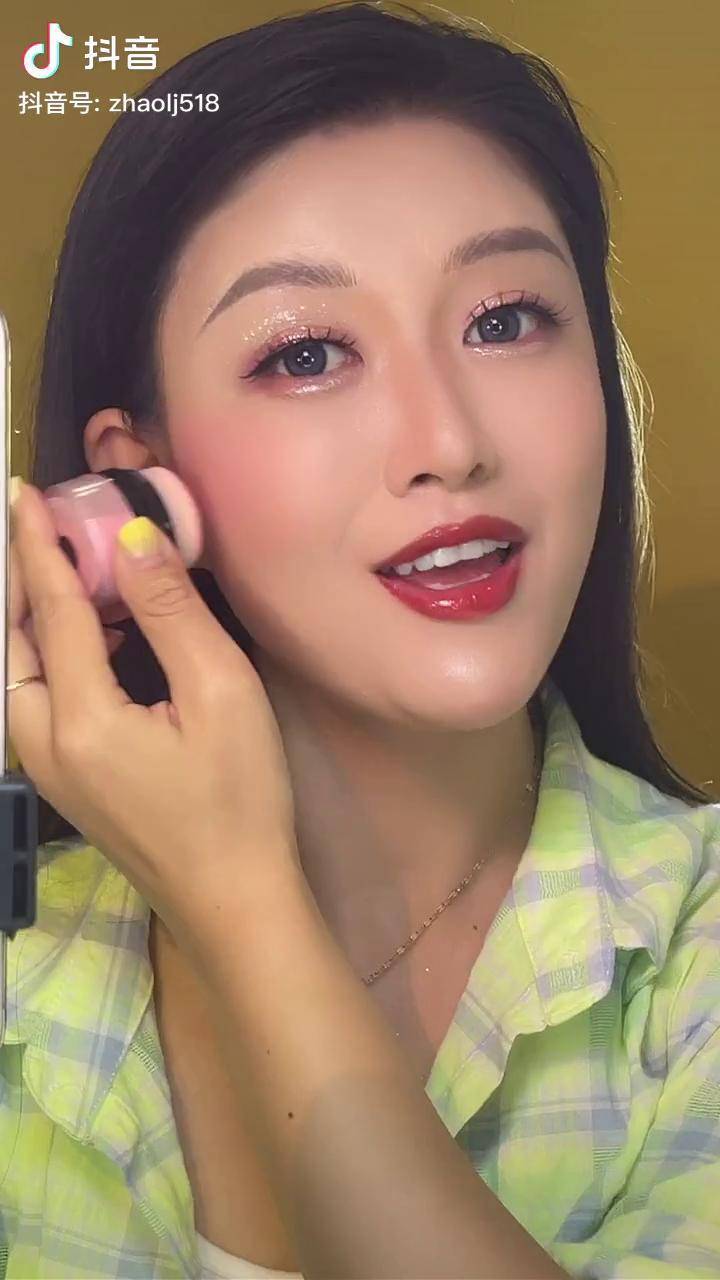 这款腮红低饱和度上脸更自然犹如自己皮肤透出来的白里透红的感觉上手