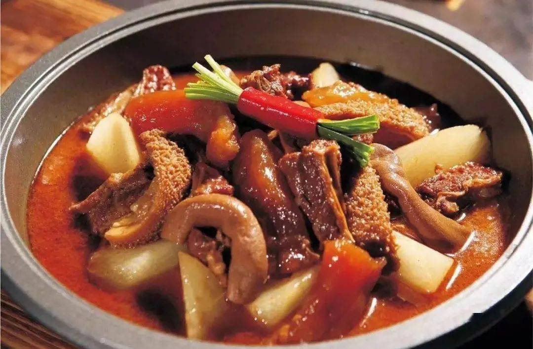 牛三宝是指牛蹄筋,牛尾,牛鞭,三宝合一烹制是一种创新名菜.