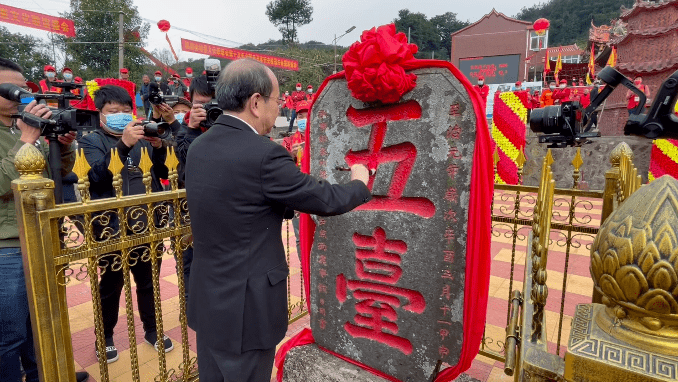 文化旅游节推杆启动▲南安市诗词学会会长吴鸿迹为向阳乡五台乐山景区