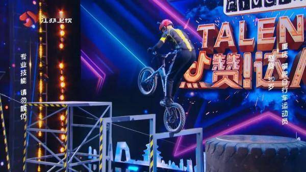 太帅|《点赞!达人秀》达人竟能“上天入地” 连伊能静都直呼:太帅了!