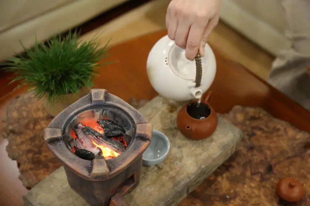 小雪围炉煮茶以茶取暖