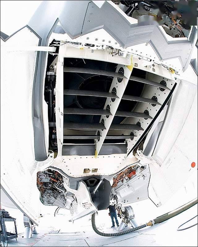 f35b风扇排气口f35b风扇透视不过,光靠一前一后的升力风扇和矢量喷口