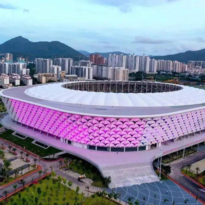 在三亚抱坡新城,一座由972个"白鹭翅膀"组成的三亚国际体育产业园体育