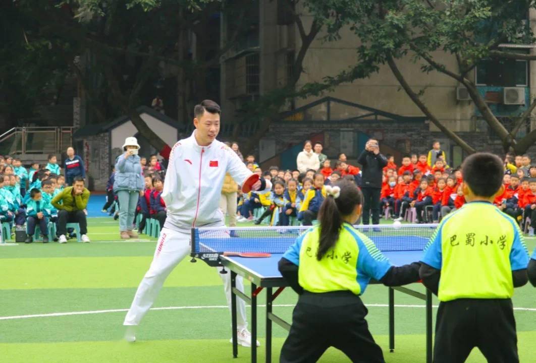 巴蜀|奥运冠军施廷懋为巴蜀小学体育节加油助威