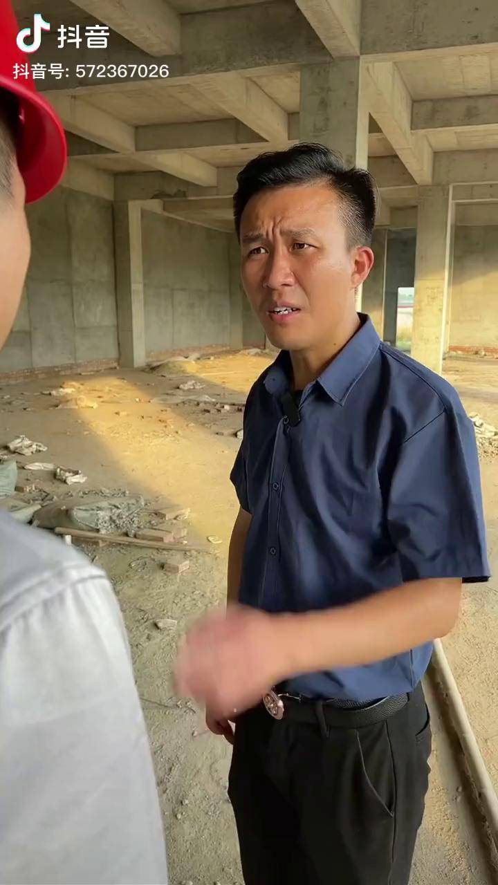 善良的老板工地老板传递温暖