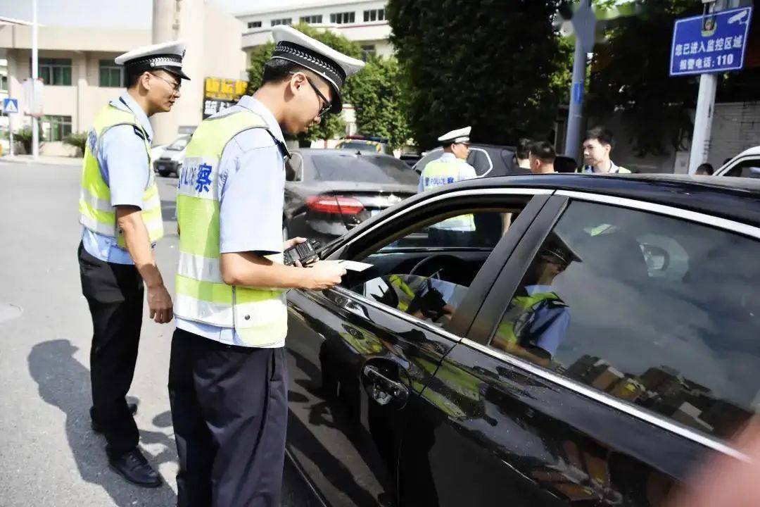 交警设卡查车