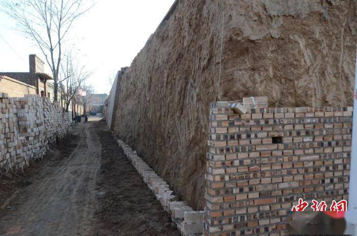 山西平遥加速灾后房屋修缮重建 保障民众过"暖冬"