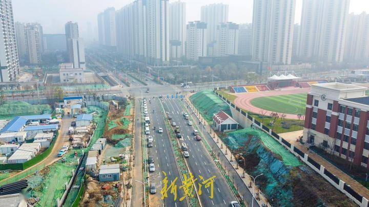 长岭山南路东端与兴港路相通,西端与舜风路相连,道路通车之后,打通了