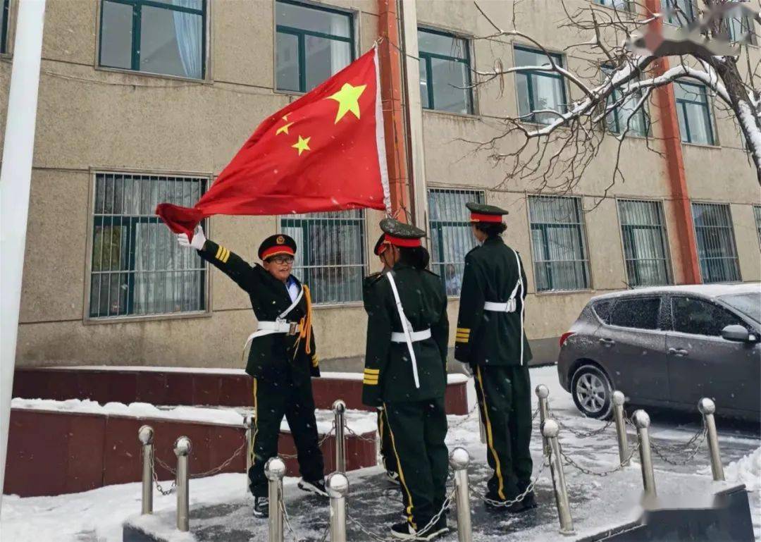 辽阳第四中学举行升旗仪式