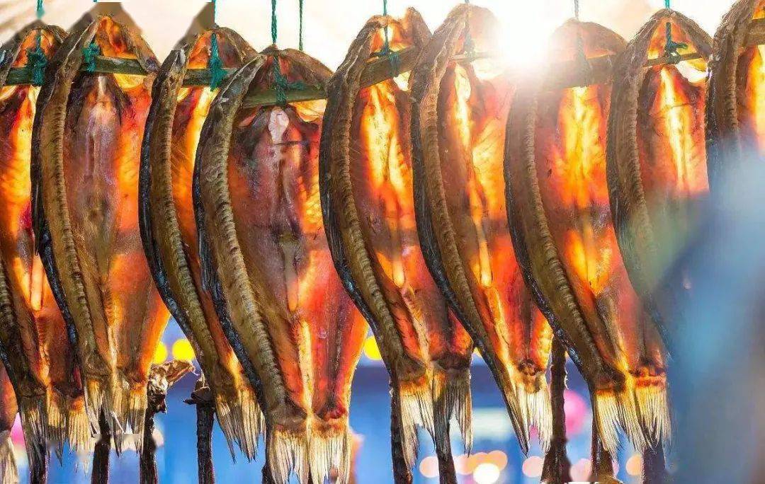 小雪时台湾中南部海边的渔民们会开始晒鱼干,储存乾粮.