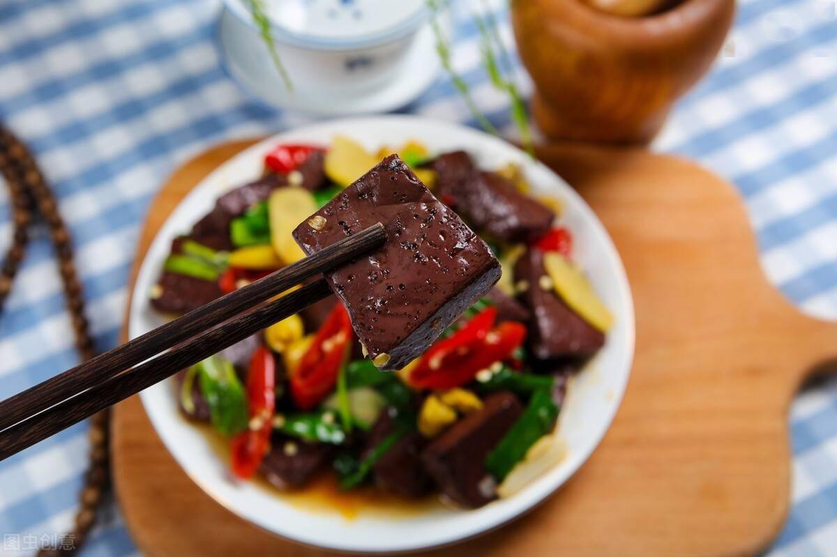 炒猪血羊血,不要切了就炒,多做一步,香嫩q弹,不膻不腥不易碎