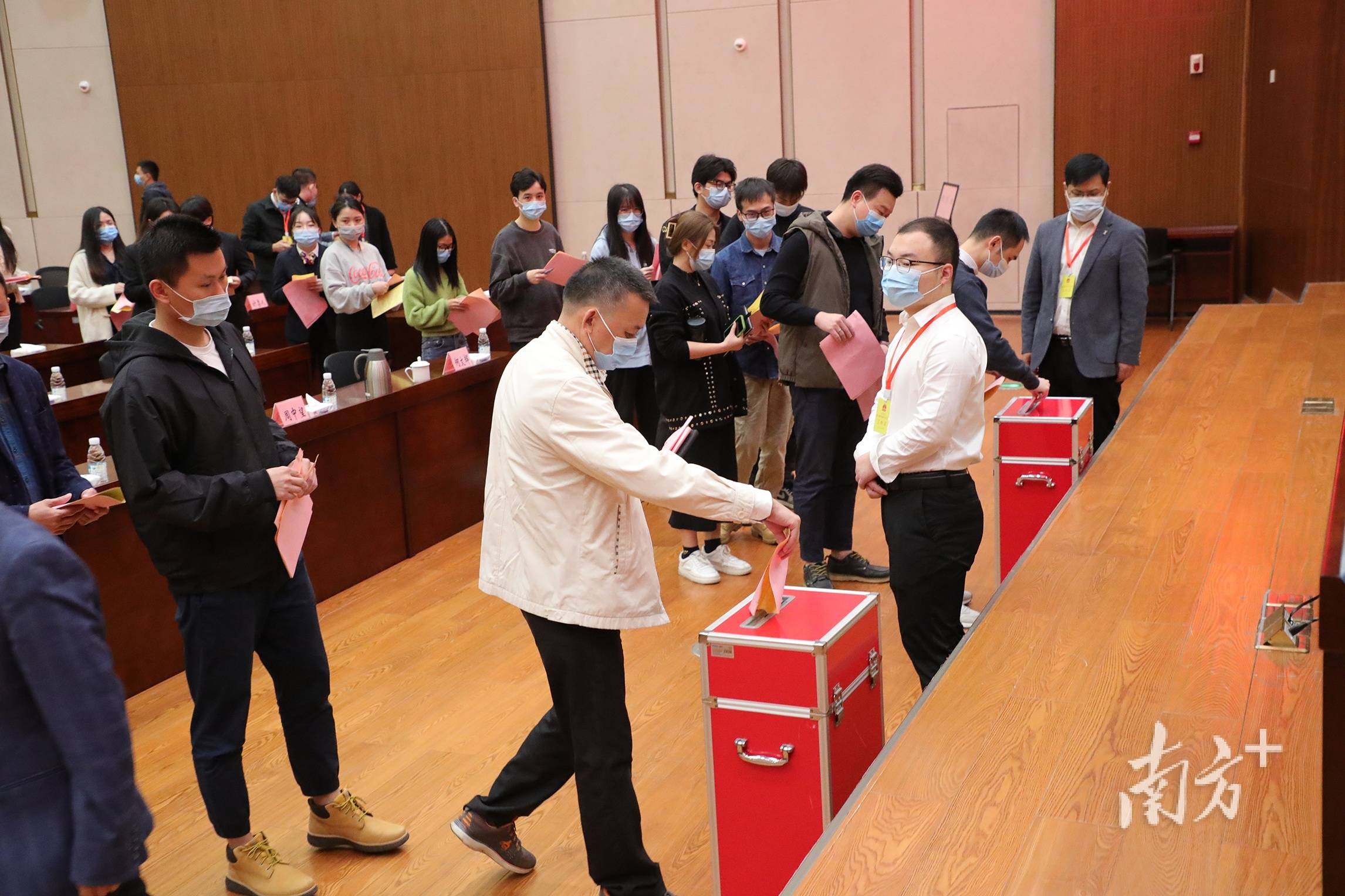 直击投票现场!滨海湾新区举行市,镇两级人大代表换届选举_选民