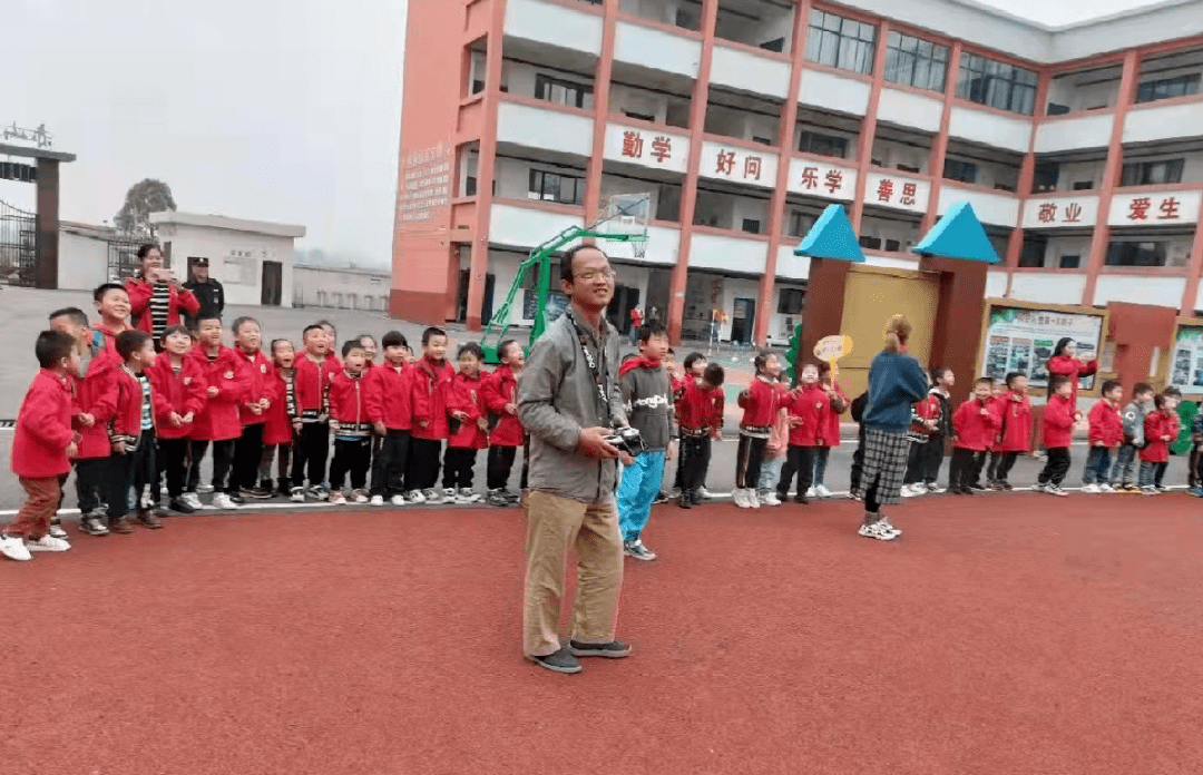 为了乡村孩子的 飞行梦 他病倒在50岁的门槛 王方