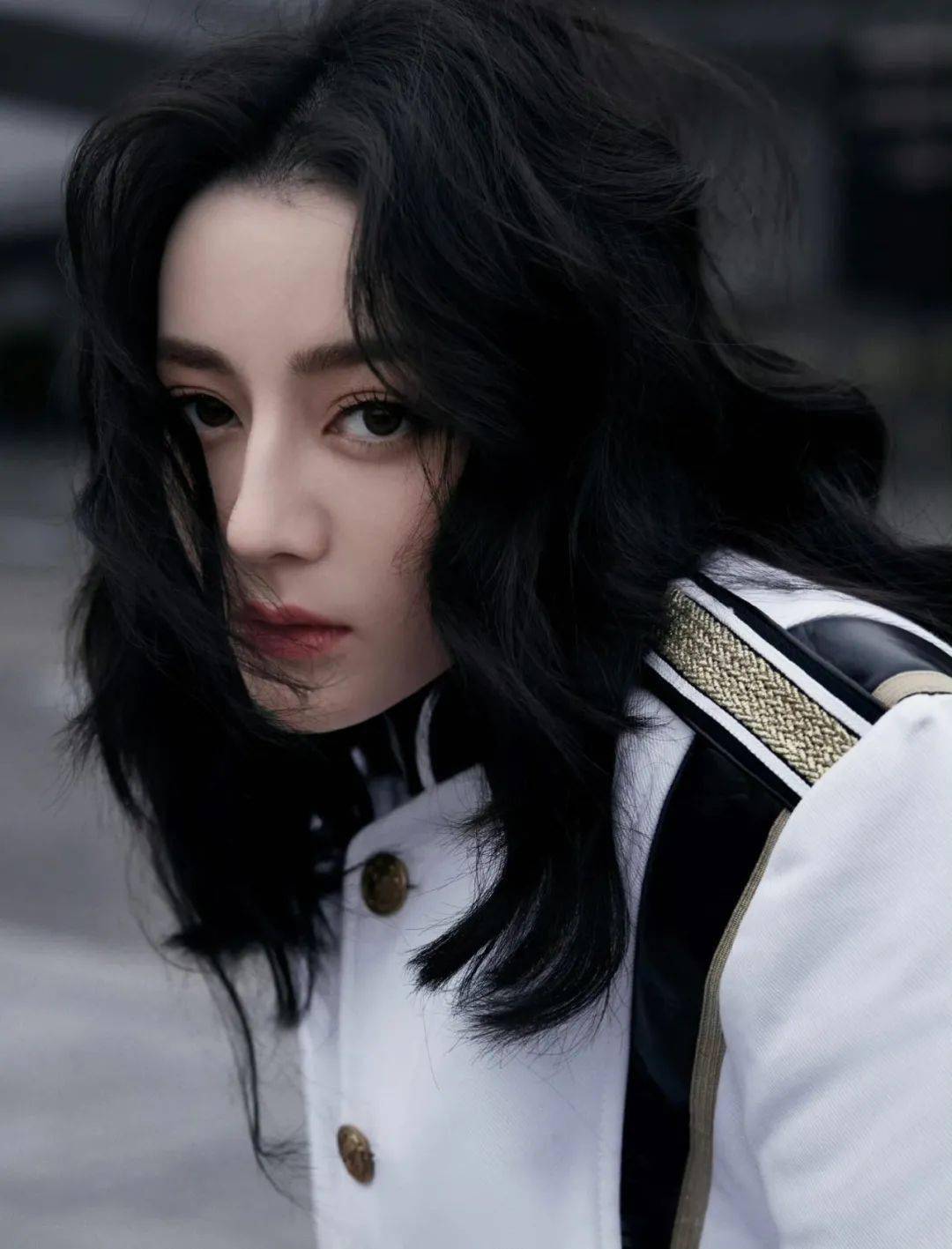 出圈淡妆秀场图也能出圈？真不愧是你迪丽热巴