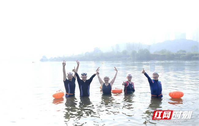 泳士|组图丨小雪日 “泳士”冬泳洣水河