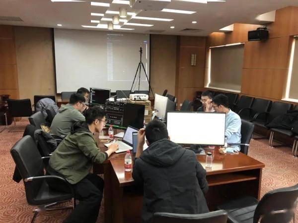 四连冠！他们一往无前！