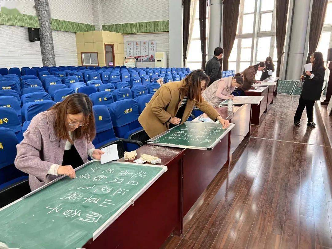【基层动态】江都区实验初中举行青年教师粉笔字,普通话竞赛_活动