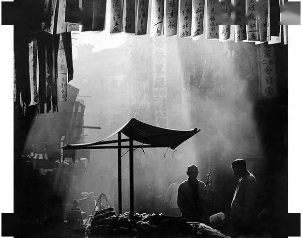 梦境交织，解析梦见老公与两个死去的邻居共进晚餐的深层含义