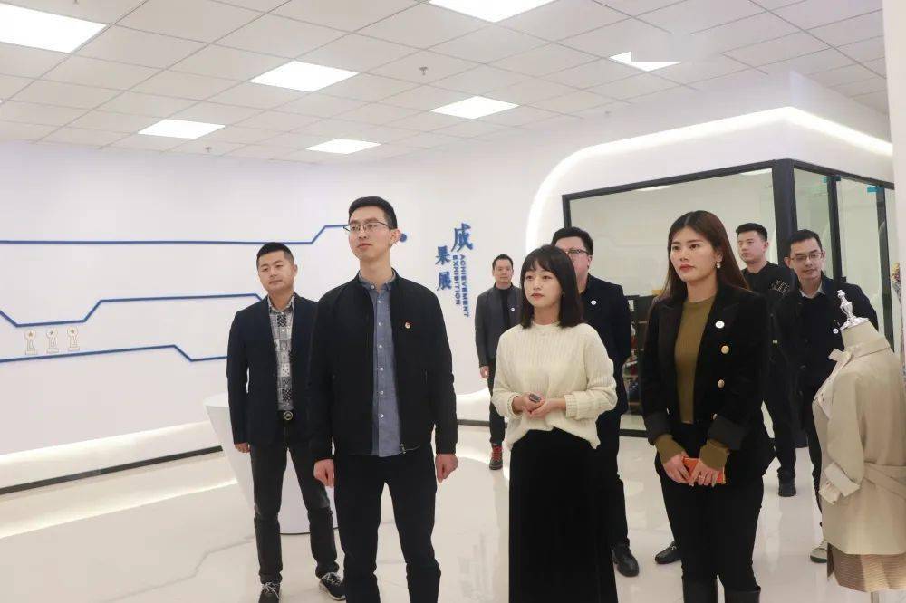 青创风采两会展名萃携手创新风江阴市电子商务协会与