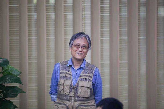 4个月涨粉200万，72岁退休教授为何迅速走红？