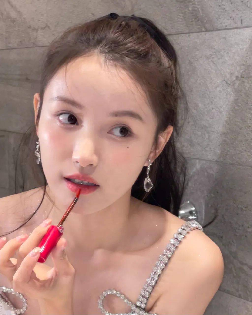 面的女明星们亲身力证“腮红是妆的灵魂”！