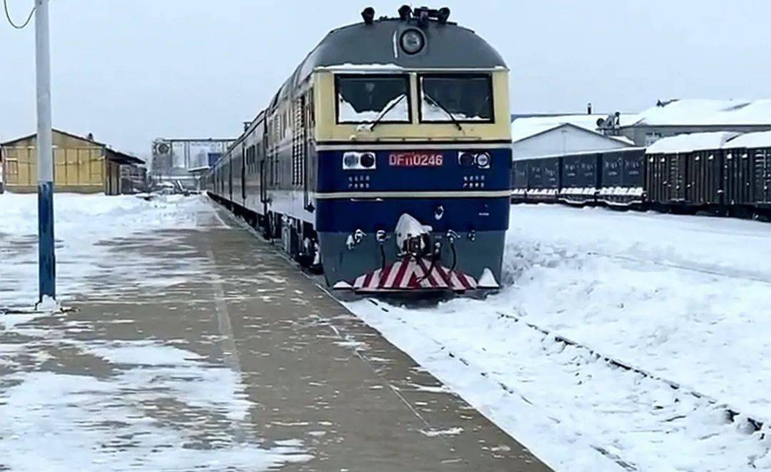 暴雪过后,县内运营交通全部停运_宝清