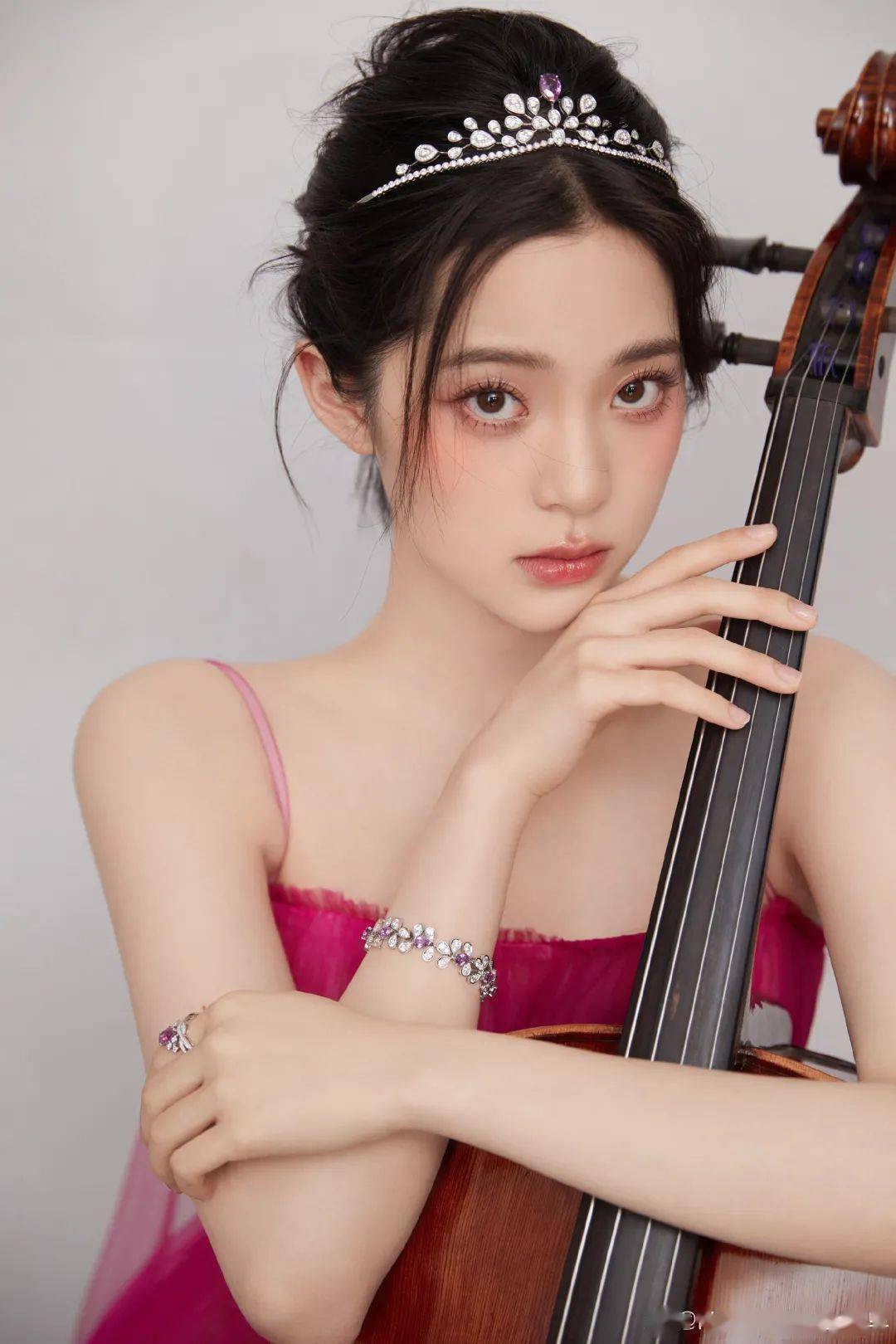 亮片欧阳娜娜的脸，像是开了学姐妆特效