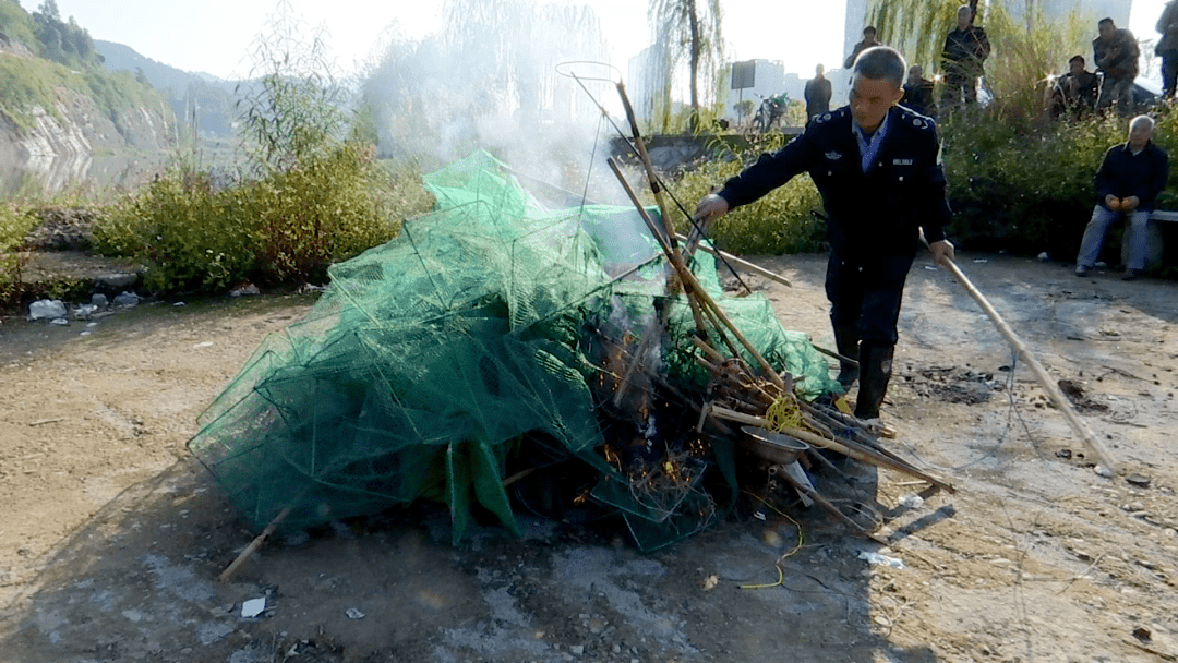 榕江县开展禁用渔具销毁生态补偿增殖放流活动