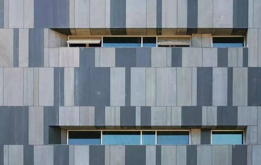 在追求整体感立面的石板幕墙中,石板只是作为一种耐候性更好的天然