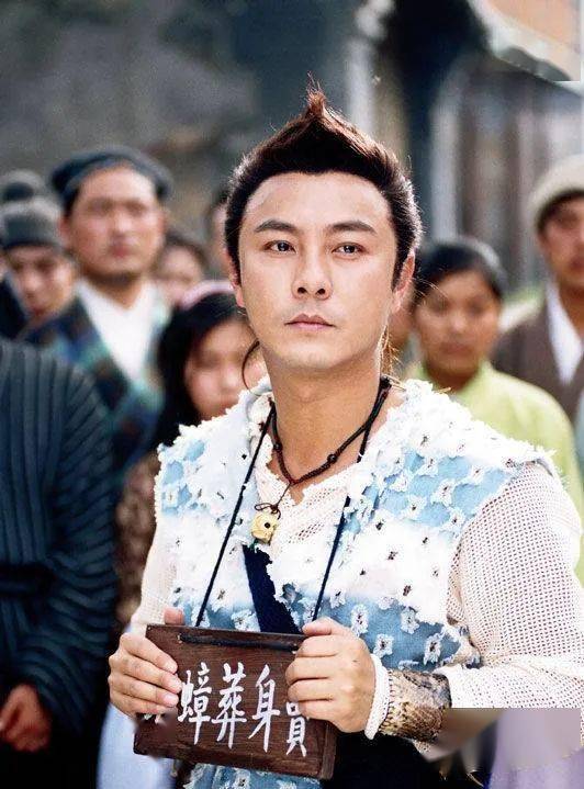 56岁的张卫健在舞台上依旧闪耀