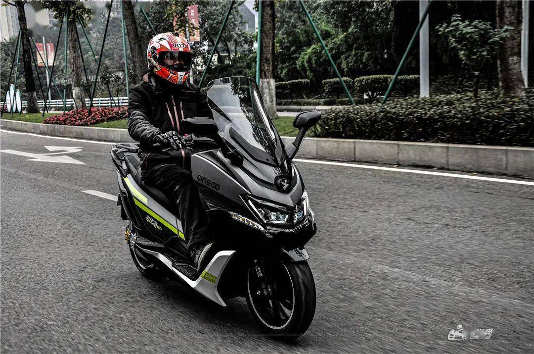 别再小瞧"电动车",国内首款高性能智电休闲大踏板来袭——森蓝e-rt3