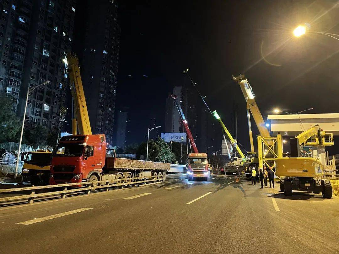 宁句城际黄梅站天桥成功合拢