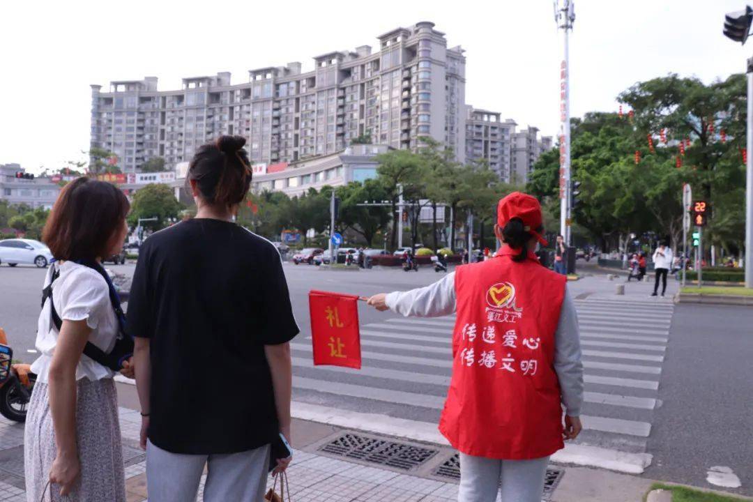 江门蓬江区红马甲志愿者为文明城市增光添彩