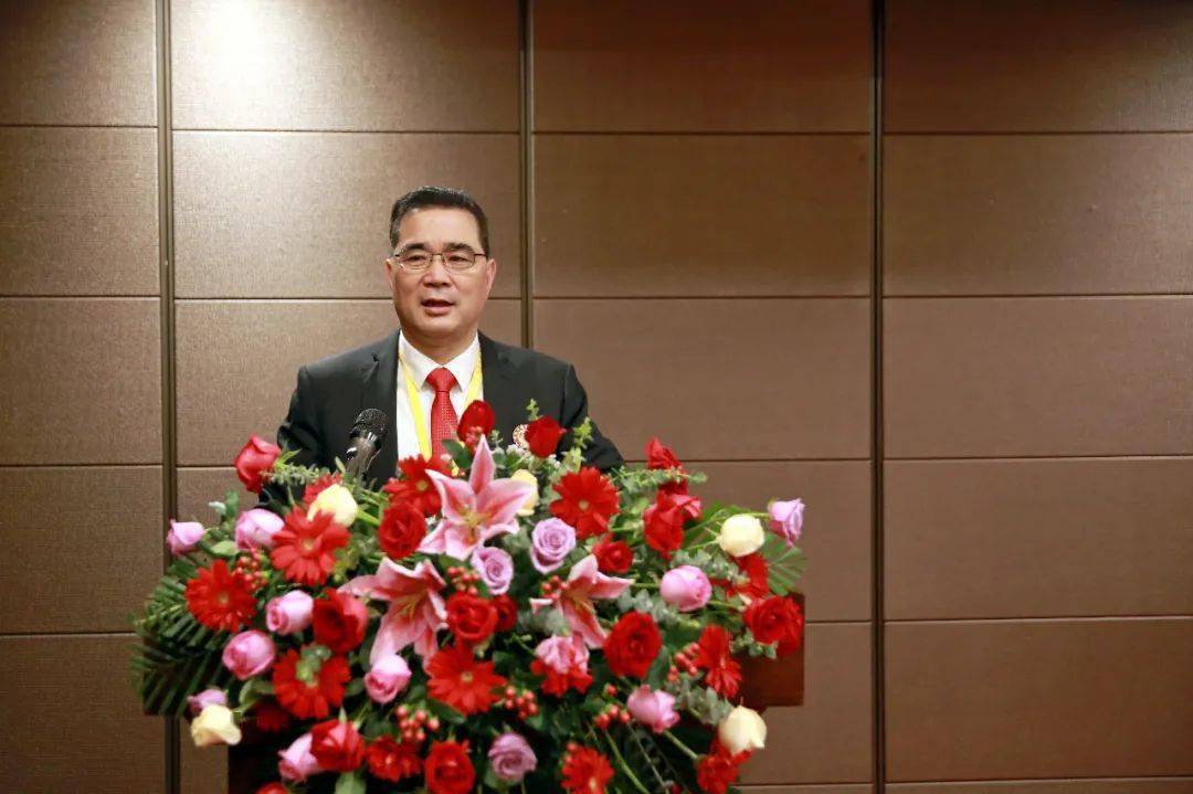 东莞市揭西商会创会会长蔡玉平致辞:大会在雄壮的国歌声中拉开帷幕.