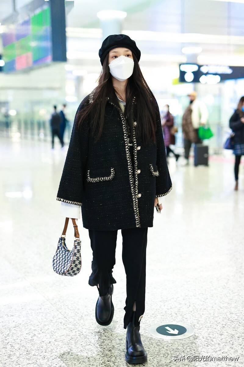 街拍:林允穿小香风外套戴贝雷帽时尚穿搭显时尚气质