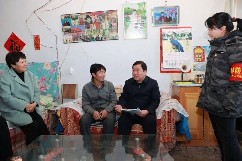 连树斌先后走进平顺中学,县人民医院,分别与初二学生孙诗雅和在县医院