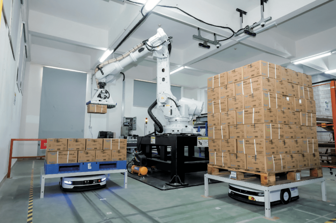 amr 机器人仓的机械臂进行整箱拣选4.