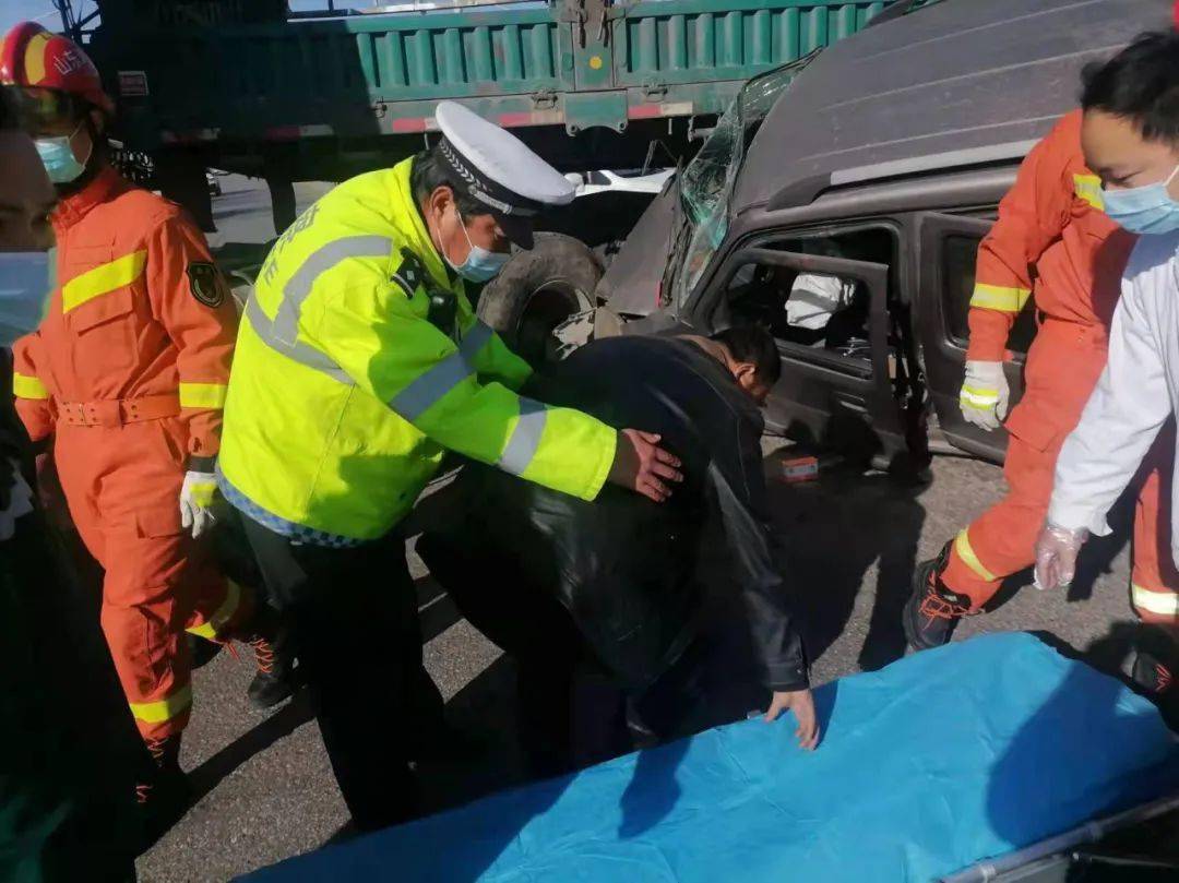 并打过急救电话,他们几人分工协作,对事故现场进行保护,劝散围观群众