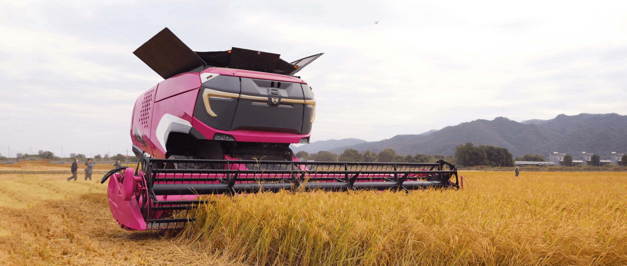 酷！世界首台超300马力大型无人谷物联合收获机，佛山造