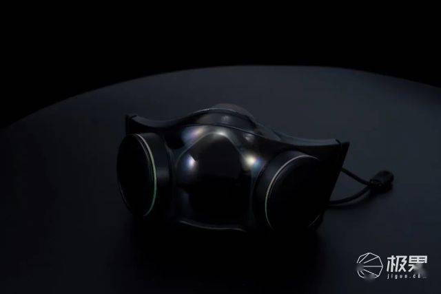 超酷炫「智能口罩」问世！主动通风+电竞灯效，2000买它值吗！？