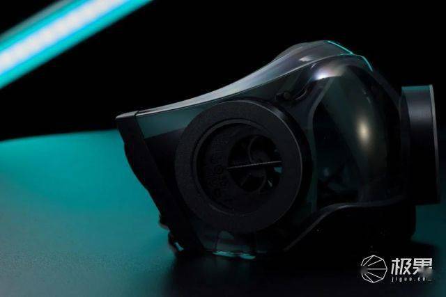 超酷炫「智能口罩」问世！主动通风+电竞灯效，2000买它值吗！？