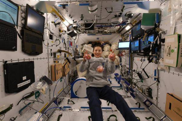 全球拍天宫丨冒着八级大风追“星”，只为留下天空最美的划线